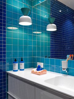 Blåt badeværelse med orange fliser - Houzz - Juni 2023 | Houzz DK