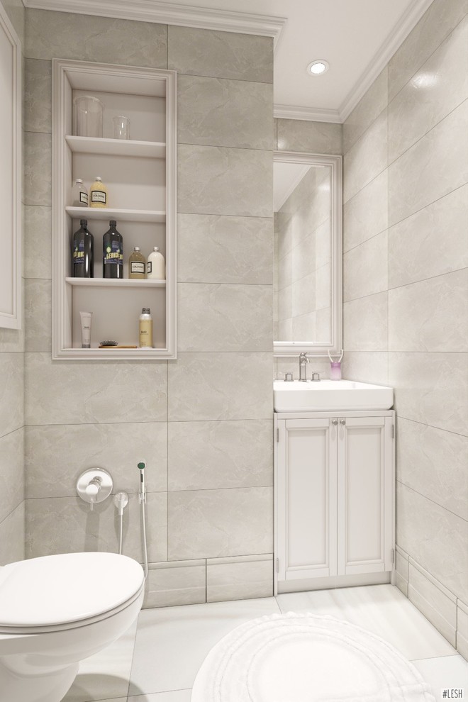 Klassisk inredning av ett mellanstort en-suite badrum, med beige skåp, en vägghängd toalettstol, beige kakel, beige väggar, släta luckor, ett fristående badkar, en dusch/badkar-kombination, keramikplattor, klinkergolv i porslin, ett integrerad handfat, vitt golv och dusch med duschdraperi