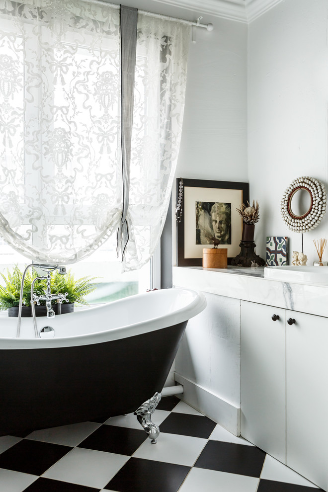 Inspiration for an eclectic claw-foot bathtub remodel in Moscow