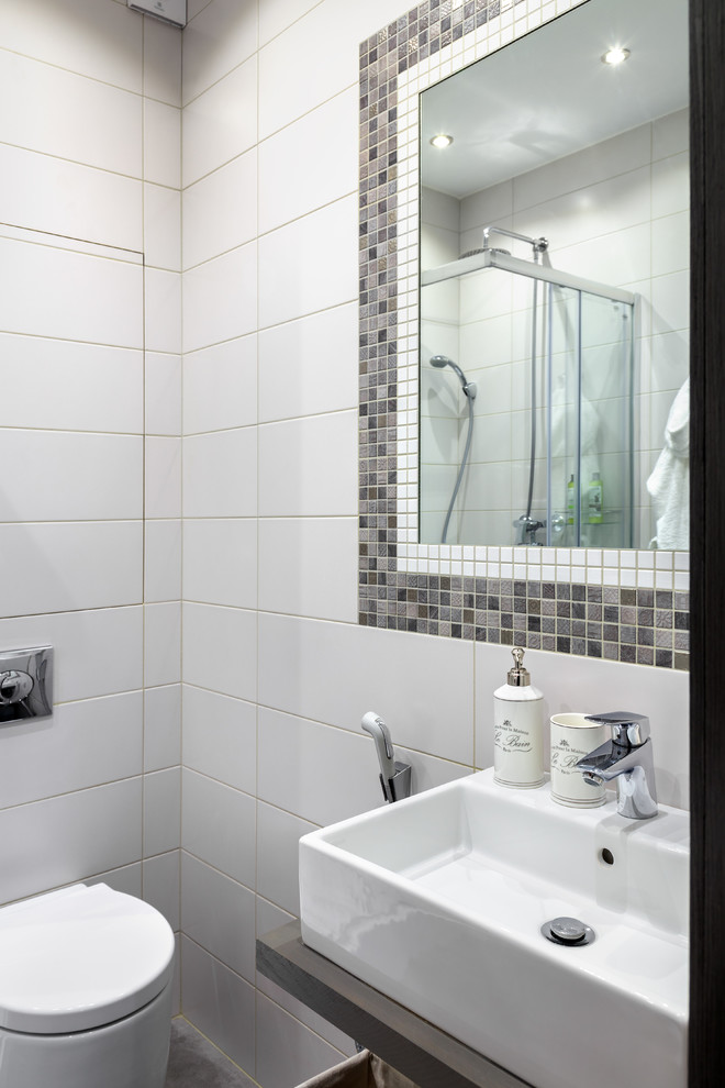 Diseño de cuarto de baño contemporáneo de tamaño medio con baldosas y/o azulejos blancos y lavabo sobreencimera
