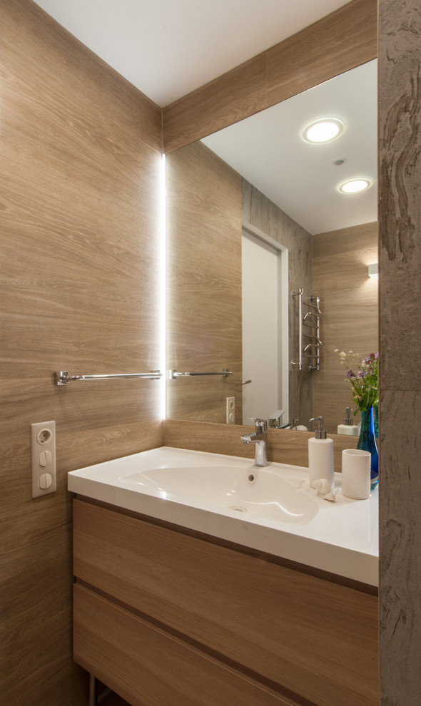 На фото: ванная комната в современном стиле с коричневыми стенами и монолитной раковиной с