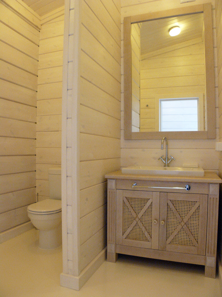 Exempel på ett mellanstort medelhavsstil badrum med dusch, med möbel-liknande, beige skåp, en dusch i en alkov, en toalettstol med separat cisternkåpa, vit kakel, vita väggar, målat trägolv, ett nedsänkt handfat, träbänkskiva, vitt golv och dusch med gångjärnsdörr