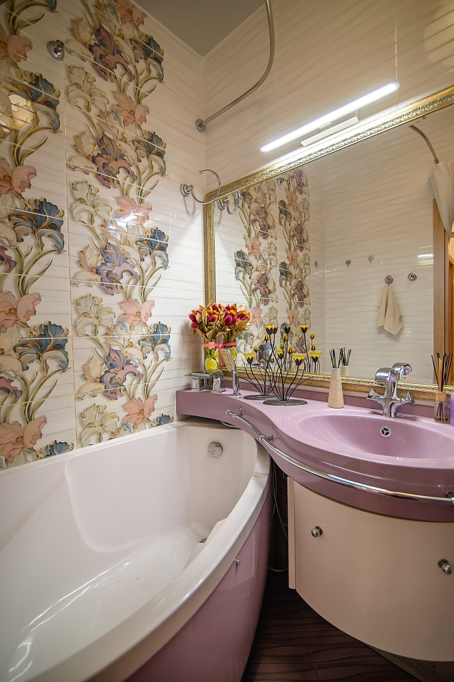 Klassisk inredning av ett mellanstort lila lila en-suite badrum, med lila skåp, ett hörnbadkar, en vägghängd toalettstol, flerfärgad kakel, keramikplattor, flerfärgade väggar, klinkergolv i keramik, ett väggmonterat handfat, bänkskiva i akrylsten och lila golv