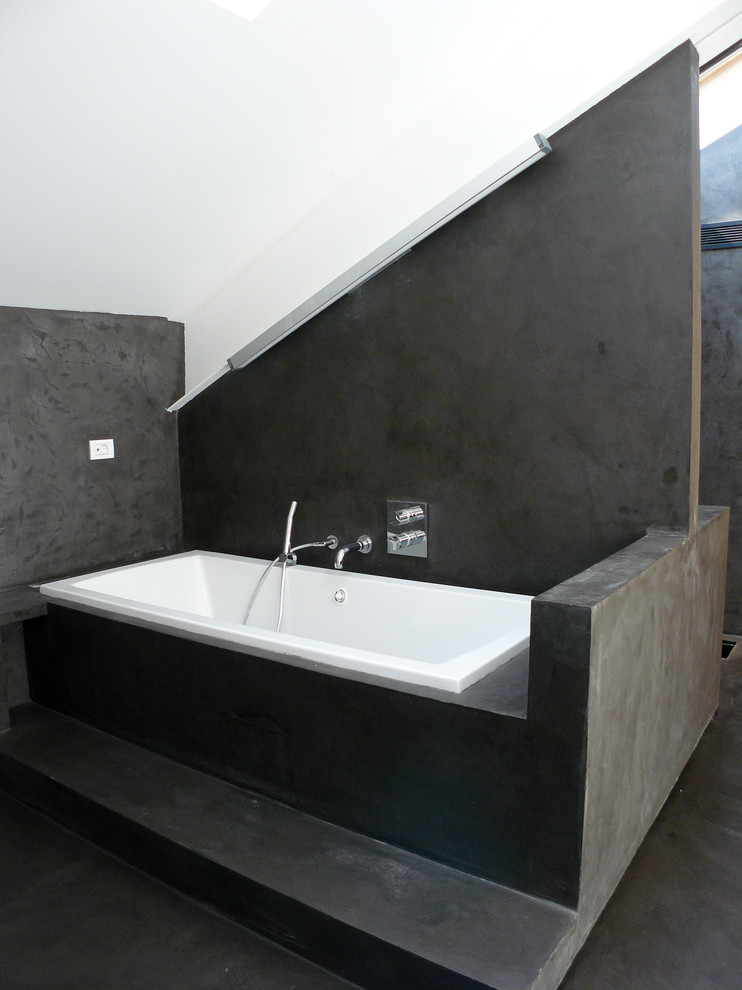 Свежая идея для дизайна: большая главная ванная комната в скандинавском стиле с открытыми фасадами, серыми фасадами, накладной ванной, серой плиткой, цементной плиткой, серыми стенами, бетонным полом, накладной раковиной, столешницей из бетона и серым полом - отличное фото интерьера