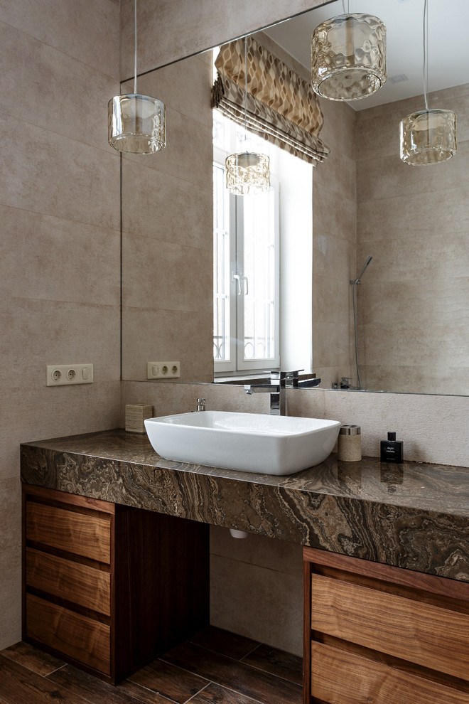 Идея дизайна: главная ванная комната в современном стиле с темными деревянными фасадами, настольной раковиной и бежевой плиткой