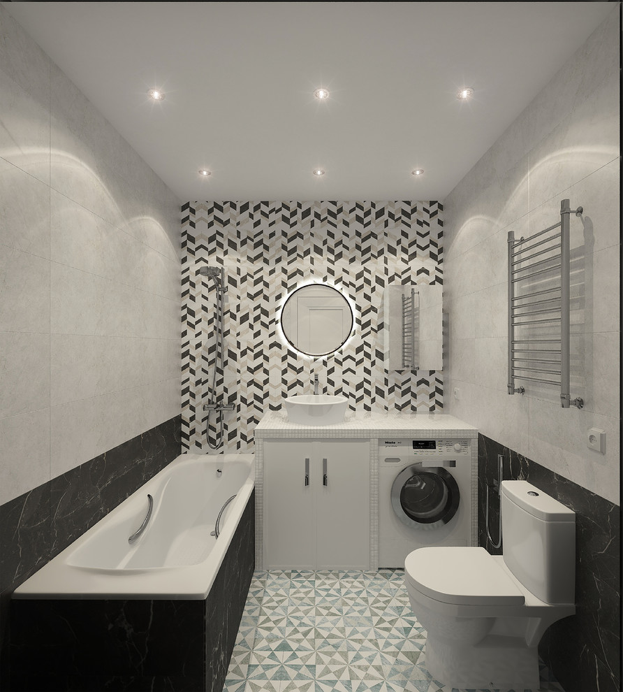 Источник вдохновения для домашнего уюта: главная ванная комната среднего размера в скандинавском стиле с плоскими фасадами, белыми фасадами, полновстраиваемой ванной, душем над ванной, раздельным унитазом, разноцветной плиткой, керамической плиткой, разноцветными стенами, полом из керамогранита, накладной раковиной, столешницей из плитки, разноцветным полом, открытым душем, белой столешницей и гигиеническим душем