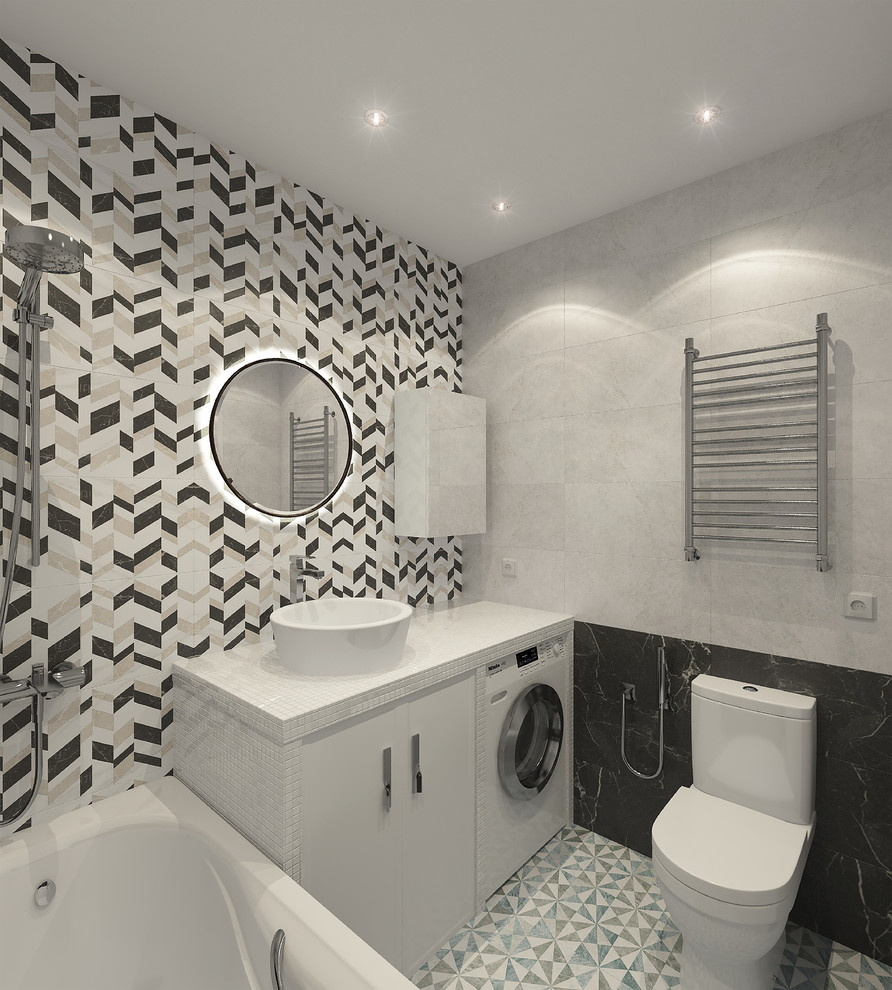 Пример оригинального дизайна: главная ванная комната среднего размера в скандинавском стиле с плоскими фасадами, белыми фасадами, полновстраиваемой ванной, душем над ванной, раздельным унитазом, разноцветной плиткой, керамической плиткой, разноцветными стенами, полом из керамогранита, накладной раковиной, столешницей из плитки, разноцветным полом, открытым душем, белой столешницей и гигиеническим душем