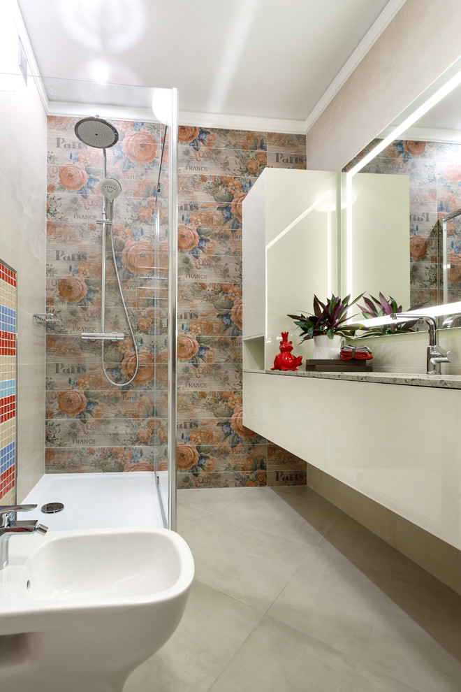 Idéer för mellanstora funkis beige badrum med dusch, med släta luckor, en hörndusch, en bidé, beige kakel, keramikplattor, beige väggar, klinkergolv i keramik, ett väggmonterat handfat, marmorbänkskiva, beiget golv och dusch med gångjärnsdörr