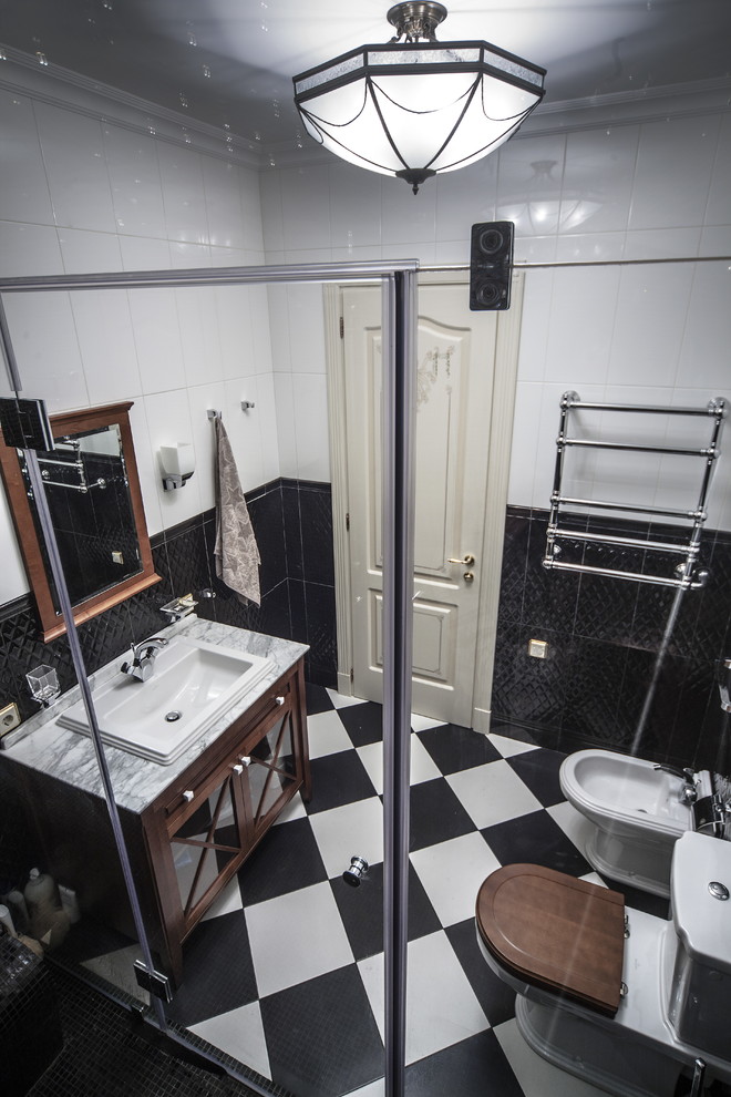 На фото: ванная комната в викторианском стиле с стеклянными фасадами, душем в нише, биде, белой плиткой, черно-белой плиткой, черной плиткой, душевой кабиной, накладной раковиной и мраморной столешницей