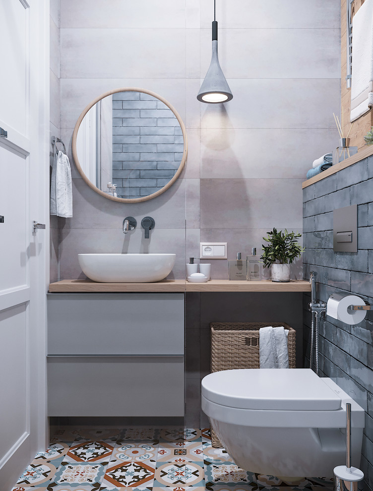 На фото: ванная комната в современном стиле с акцентной стеной с