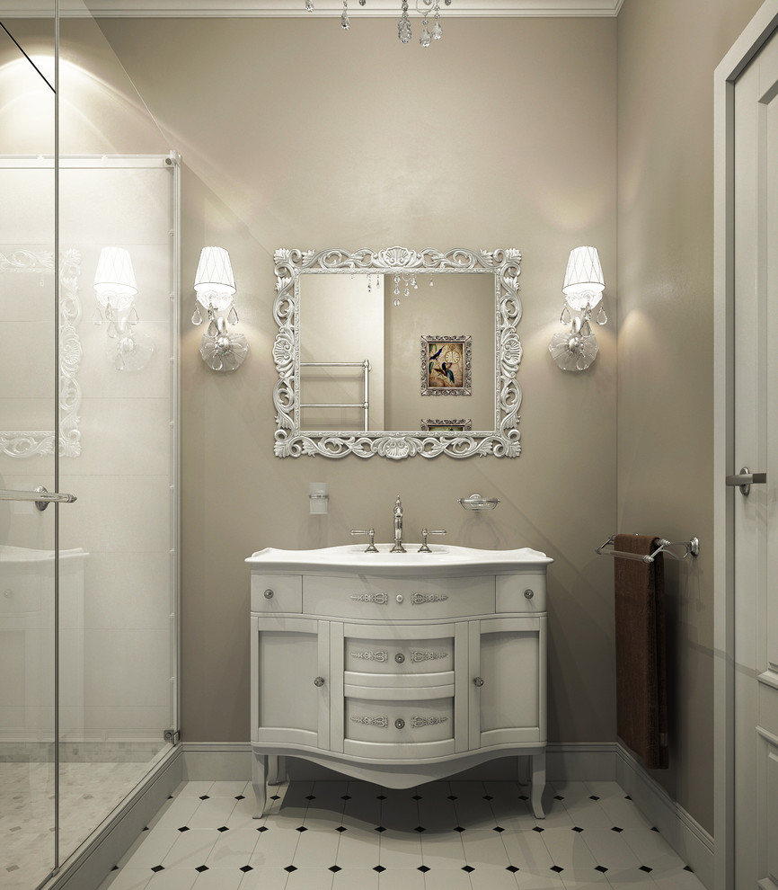 Inspiration för ett mellanstort vintage vit vitt badrum med dusch, med beige väggar, luckor med upphöjd panel, beige skåp, våtrum, en toalettstol med separat cisternkåpa, vit kakel, keramikplattor, klinkergolv i keramik, ett nedsänkt handfat, beiget golv och dusch med gångjärnsdörr