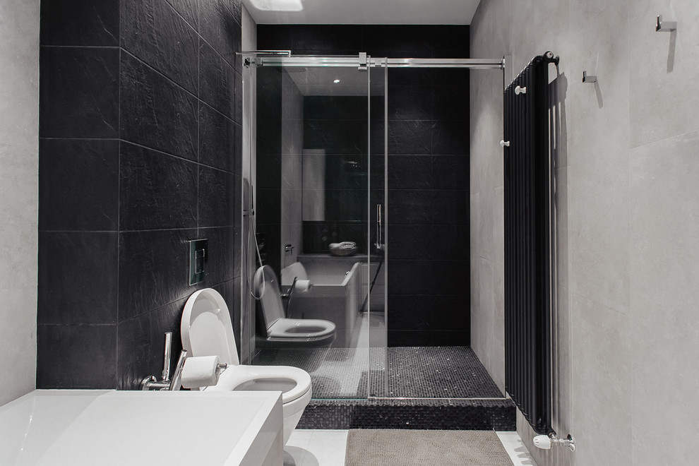 Kleines Stilmix Badezimmer mit Wandtoilette, schwarzen Fliesen, Keramikfliesen, weißer Wandfarbe, Keramikboden und Einbauwaschbecken in Sonstige