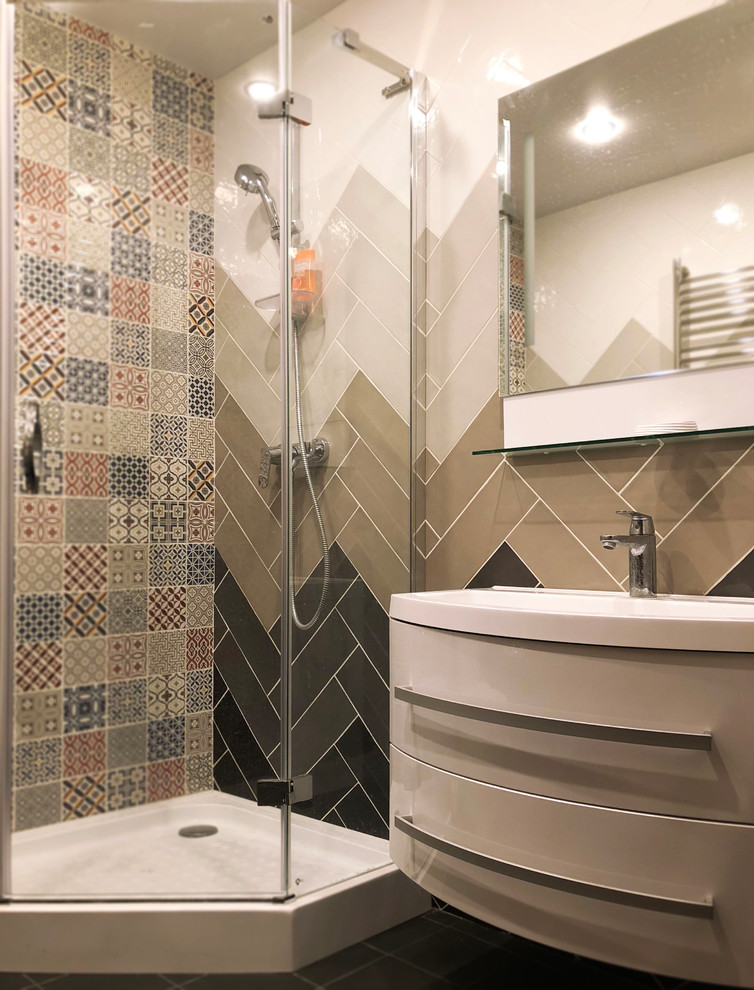 На фото: ванная комната в современном стиле с разноцветной плиткой, душевой кабиной и монолитной раковиной с