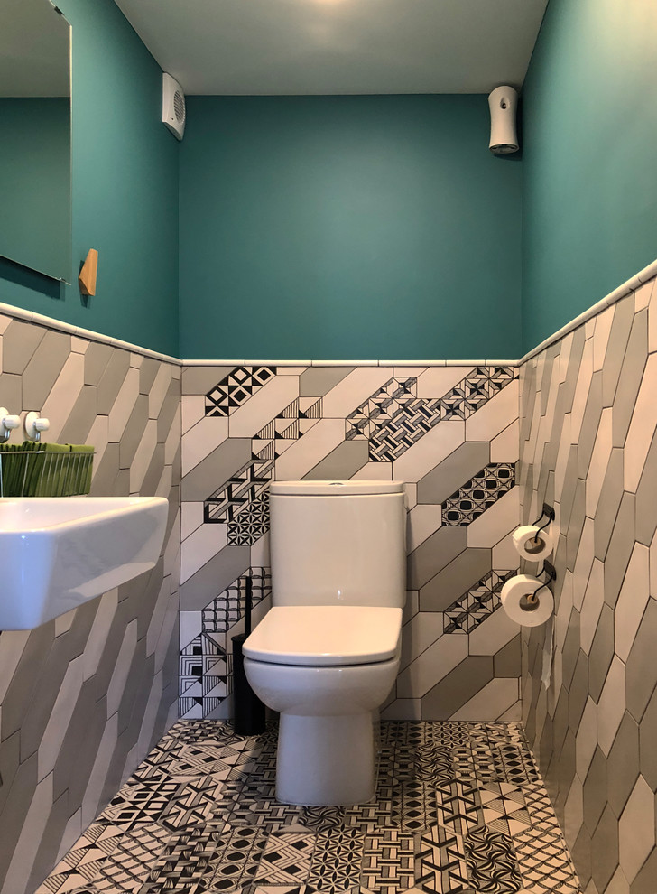 Стильный дизайн: ванная комната в современном стиле с разноцветной плиткой и синими стенами - последний тренд