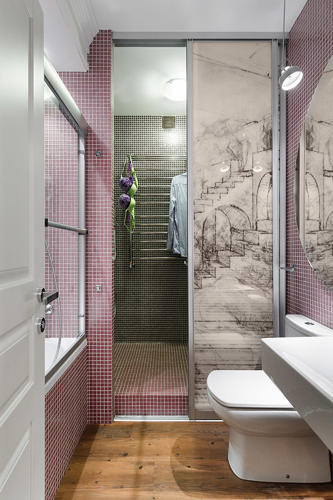 Idee per una stanza da bagno contemporanea di medie dimensioni con piastrelle rosa, piastrelle di vetro, pavimento in linoleum, lavabo sospeso e WC a due pezzi