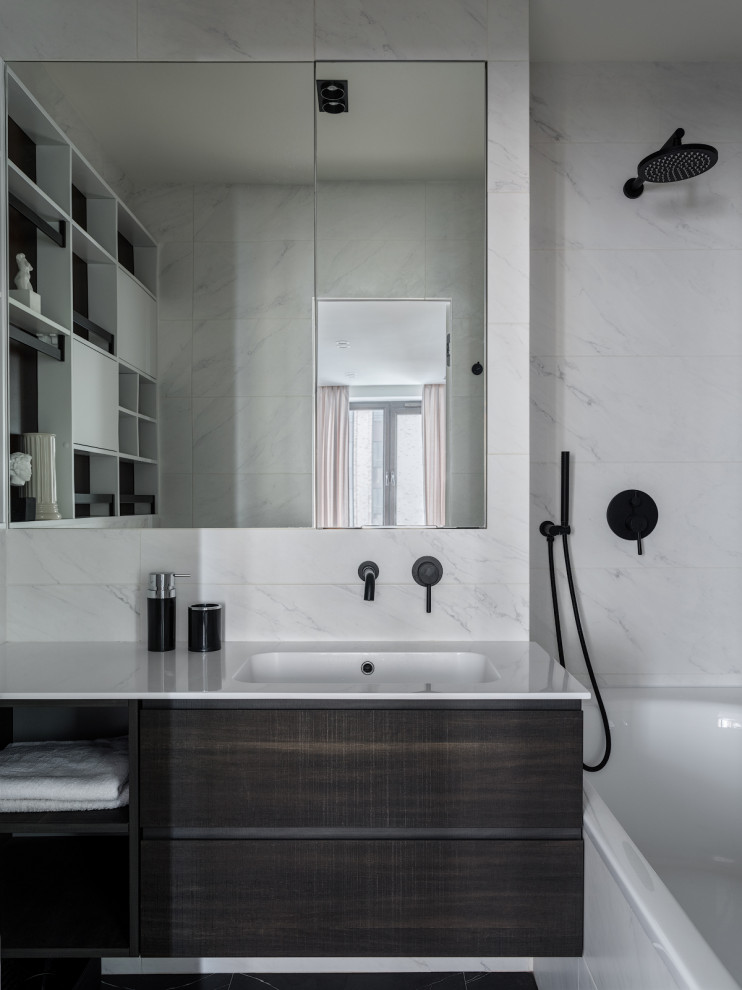 Источник вдохновения для домашнего уюта: главная ванная комната в современном стиле с плоскими фасадами, темными деревянными фасадами, душем над ванной, белой плиткой и монолитной раковиной