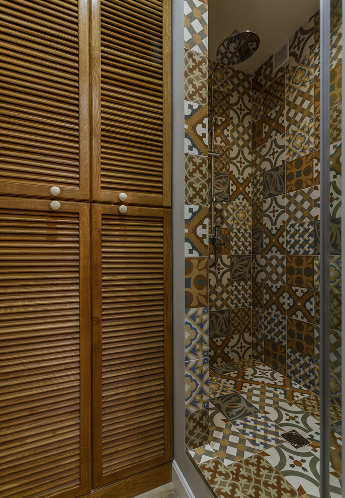 Источник вдохновения для домашнего уюта: ванная комната в скандинавском стиле с душем в нише и коричневой плиткой