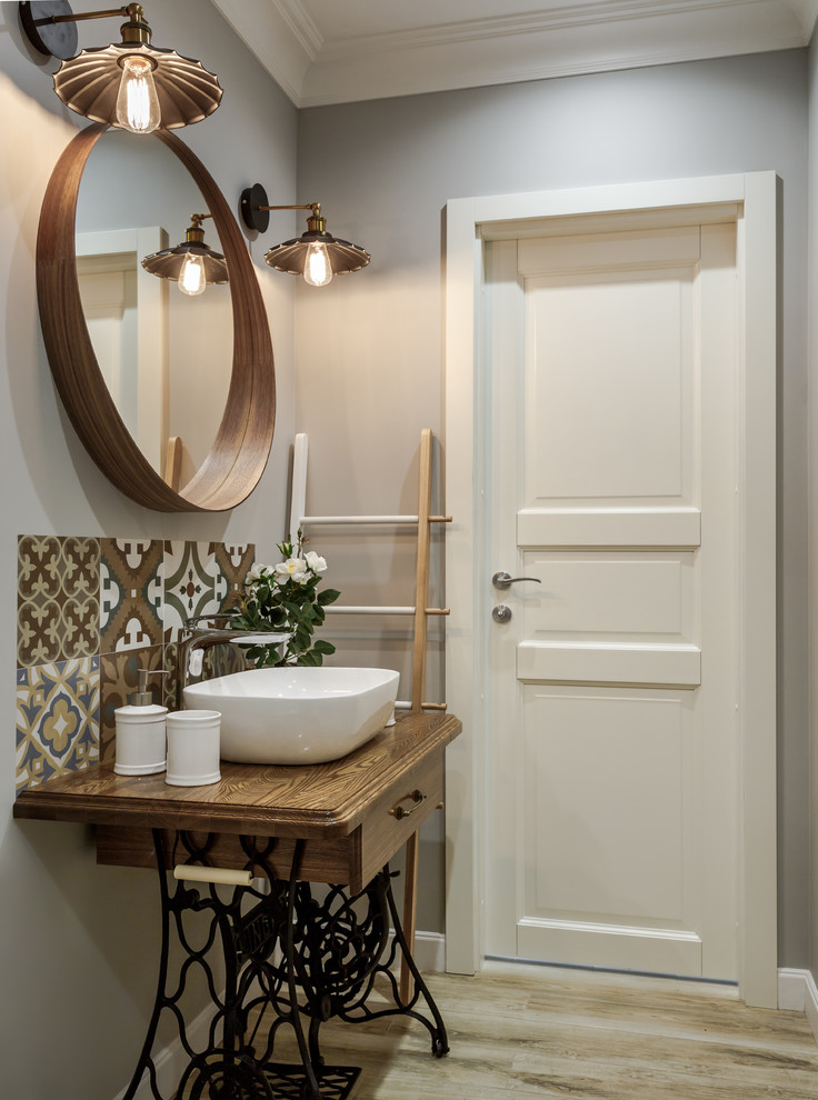 Aménagement d'une salle de bain scandinave en bois brun avec un carrelage marron, un carrelage beige, un mur gris, une vasque, un plan de toilette en bois, un plan de toilette marron, parquet clair et un sol beige.