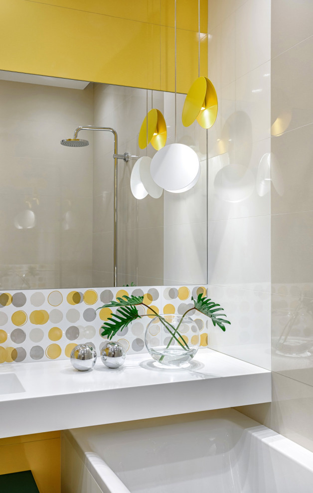 Exempel på ett mellanstort minimalistiskt vit vitt en-suite badrum, med släta luckor, gröna skåp, ett undermonterat badkar, en dusch/badkar-kombination, en vägghängd toalettstol, gul kakel, keramikplattor, gula väggar, klinkergolv i porslin, ett undermonterad handfat, bänkskiva i akrylsten, beiget golv och med dusch som är öppen