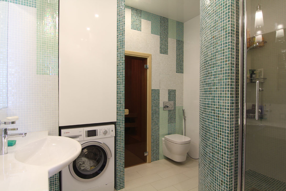 Idéer för mellanstora funkis badrum med dusch, med en dusch i en alkov, en vägghängd toalettstol, grön kakel, mosaik, korkgolv och ett integrerad handfat
