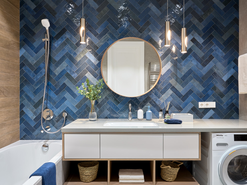 Inspiration för ett funkis grå grått en-suite badrum, med släta luckor, vita skåp, en dusch/badkar-kombination, blå kakel och ett undermonterad handfat
