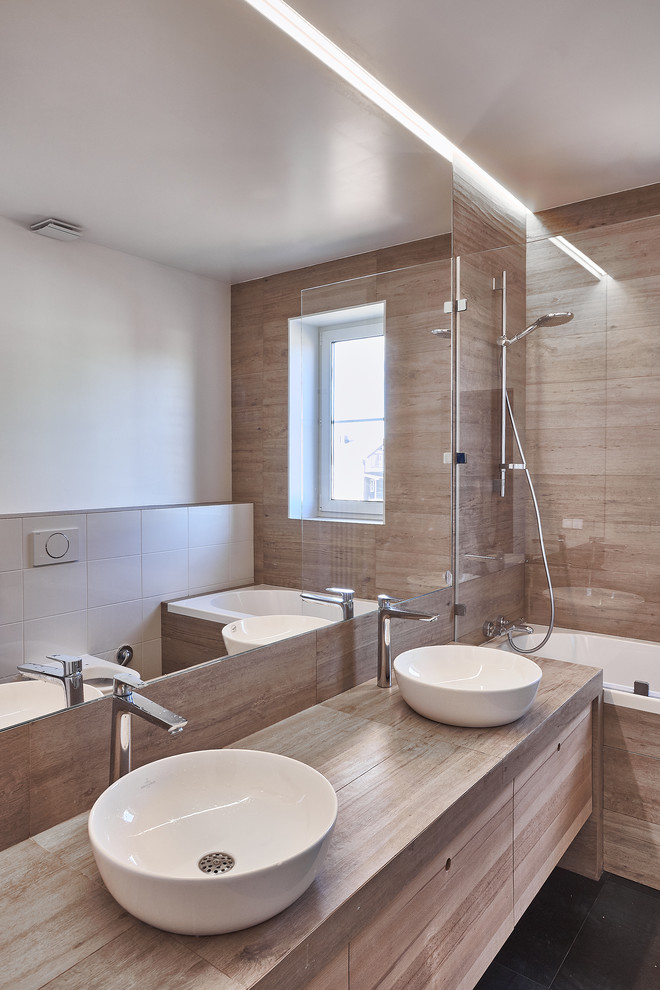 Идея дизайна: ванная комната в современном стиле с плоскими фасадами, светлыми деревянными фасадами, ванной в нише, белыми стенами и настольной раковиной