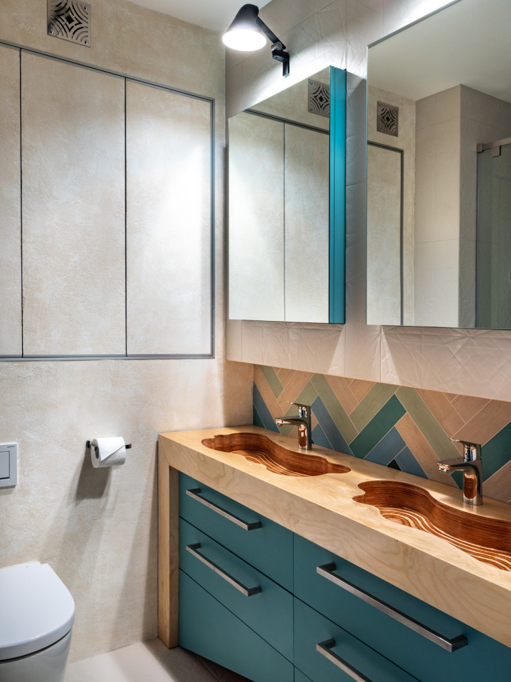 Inspiration för moderna brunt badrum, med släta luckor, turkosa skåp, ett integrerad handfat, träbänkskiva och beiget golv