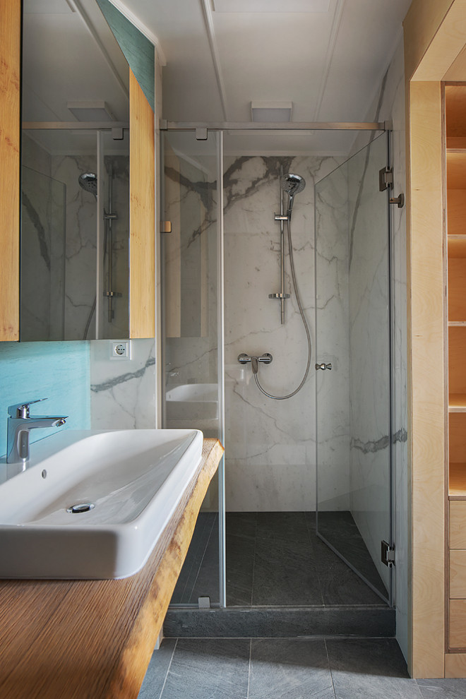 Источник вдохновения для домашнего уюта: ванная комната в современном стиле с душевой кабиной, настольной раковиной, столешницей из дерева, серым полом и коричневой столешницей