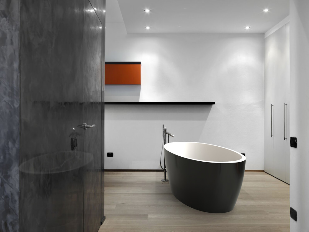 Foto di una grande stanza da bagno padronale etnica con vasca freestanding, parquet chiaro, piastrelle grigie, piastrelle di ciottoli e pareti beige