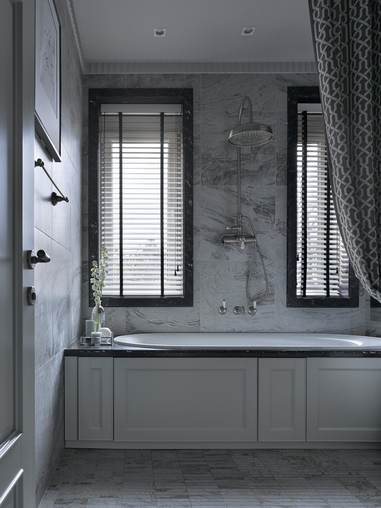 Источник вдохновения для домашнего уюта: главная ванная комната в стиле неоклассика (современная классика) с душем над ванной и накладной ванной