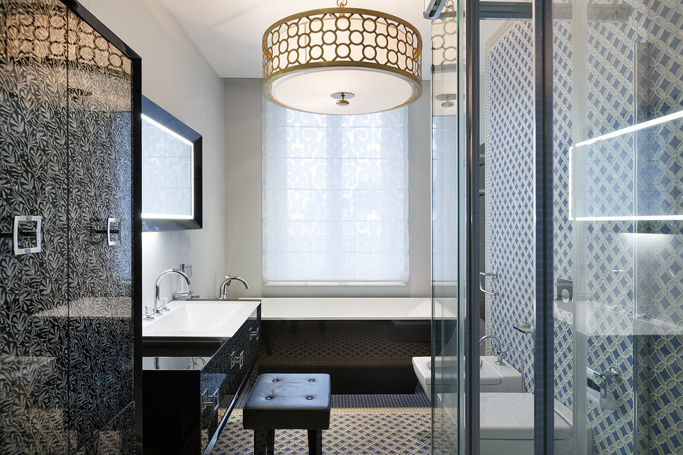 Modelo de cuarto de baño contemporáneo con armarios con paneles lisos, puertas de armario negras, bañera empotrada, ducha esquinera, bidé, paredes grises y lavabo sobreencimera