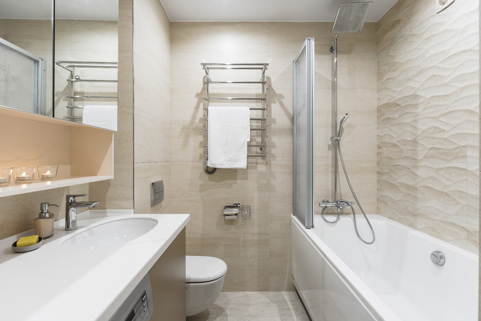 Foto di una piccola stanza da bagno padronale contemporanea con vasca ad alcova, WC sospeso, piastrelle beige, piastrelle in ceramica, pareti beige, pavimento in gres porcellanato, lavabo sottopiano e pavimento beige