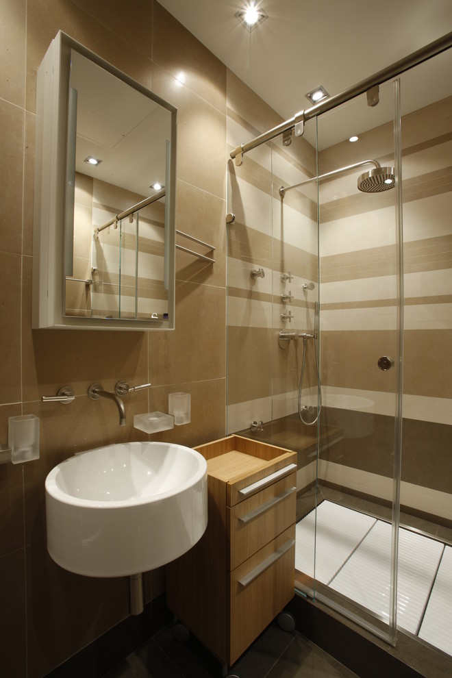 Свежая идея для дизайна: ванная комната в современном стиле с душем в нише, бежевыми стенами, душевой кабиной, подвесной раковиной и душем с раздвижными дверями - отличное фото интерьера