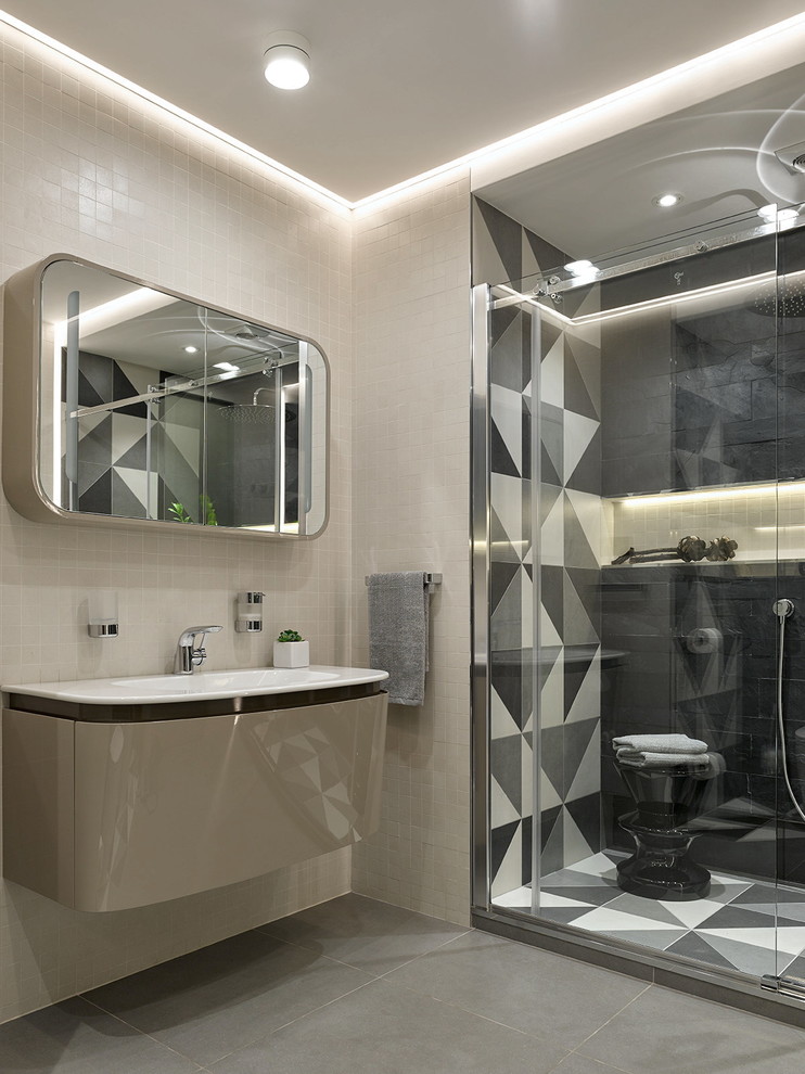 Пример оригинального дизайна: большая ванная комната в современном стиле с плоскими фасадами, бежевыми фасадами, душем в нише, бежевой плиткой, душевой кабиной, монолитной раковиной, керамогранитной плиткой, бежевыми стенами и полом из керамогранита