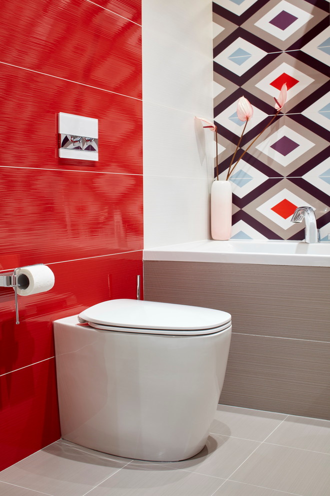 Foto de cuarto de baño actual grande con bañera empotrada, sanitario de dos piezas, baldosas y/o azulejos rojos y baldosas y/o azulejos multicolor
