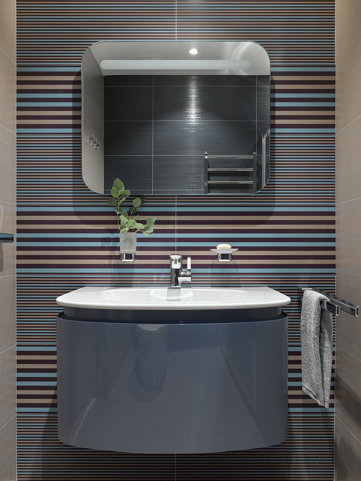 Großes Modernes Badezimmer mit flächenbündigen Schrankfronten, blauen Schränken, Waschtischkonsole, Duschnische, blauen Fliesen, Keramikfliesen und Keramikboden in Moskau