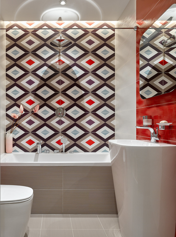 Foto på ett stort funkis badrum, med ett badkar i en alkov, röd kakel, flerfärgad kakel, ett piedestal handfat, en dusch/badkar-kombination och dusch med skjutdörr