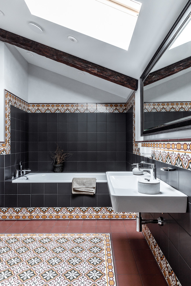 Idee per una stanza da bagno padronale contemporanea con vasca ad alcova, piastrelle marroni, piastrelle nere, pareti bianche, lavabo sospeso e pavimento multicolore