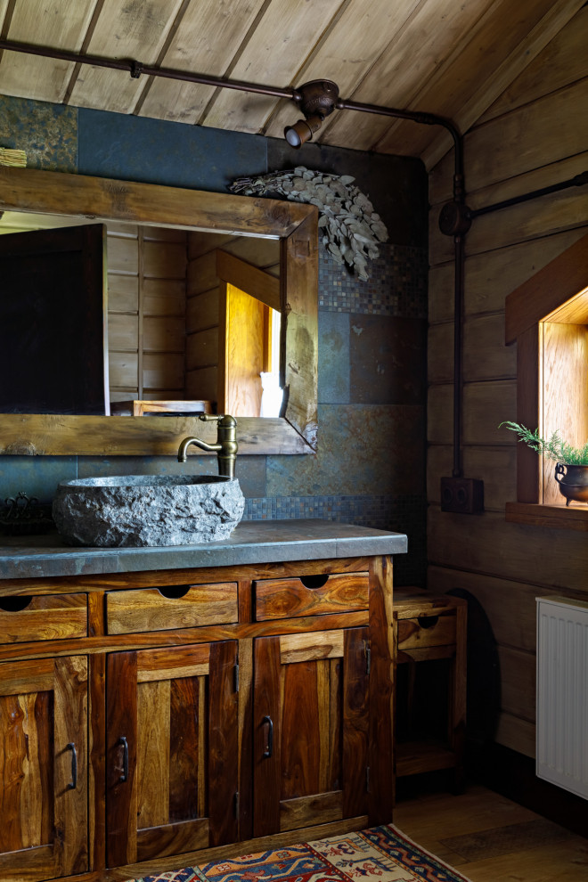 モスクワにあるラスティックスタイルのおしゃれな浴室 (シェーカースタイル扉のキャビネット、濃色木目調キャビネット、ベッセル式洗面器、グレーの洗面カウンター、独立型洗面台) の写真