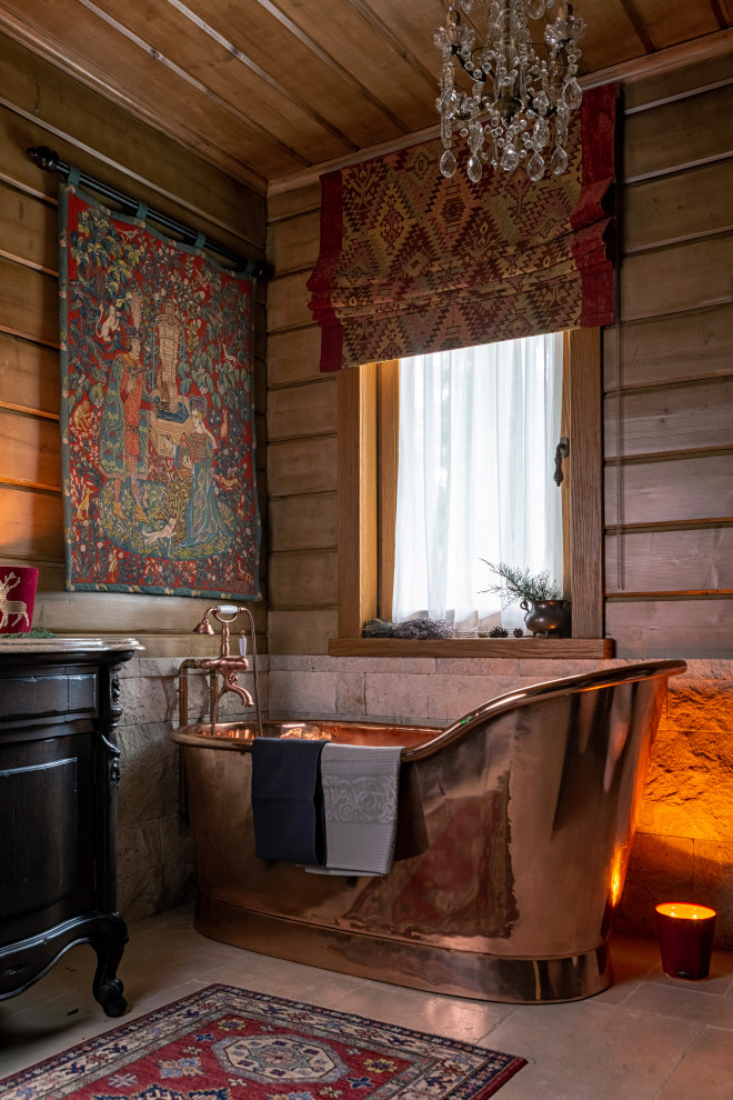 モスクワにあるラスティックスタイルのおしゃれなマスターバスルーム (黒いキャビネット、置き型浴槽、茶色い壁、独立型洗面台、塗装板張りの壁) の写真