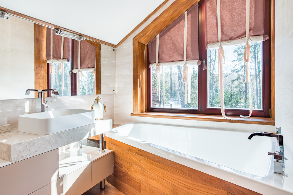 Свежая идея для дизайна: ванная комната в современном стиле с настольной раковиной и полновстраиваемой ванной - отличное фото интерьера