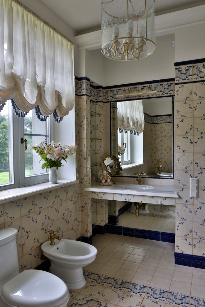 Пример оригинального дизайна: ванная комната в классическом стиле с биде, бежевой плиткой и врезной раковиной