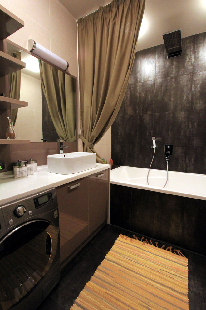 Idéer för att renovera ett mellanstort eklektiskt en-suite badrum, med släta luckor, beige skåp, ett undermonterat badkar, en dusch/badkar-kombination, svart kakel, porslinskakel, beige väggar, klinkergolv i porslin, ett fristående handfat, bänkskiva i akrylsten, svart golv och dusch med duschdraperi