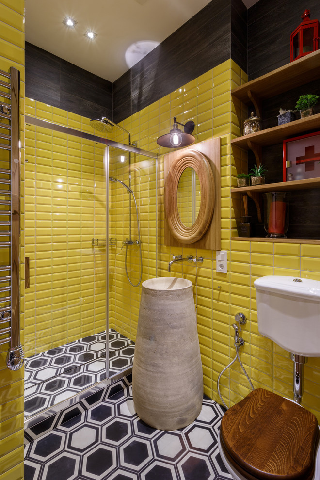 Modernes Badezimmer mit Duschnische, Wandtoilette mit Spülkasten, gelben Fliesen, Metrofliesen und buntem Boden in Sonstige