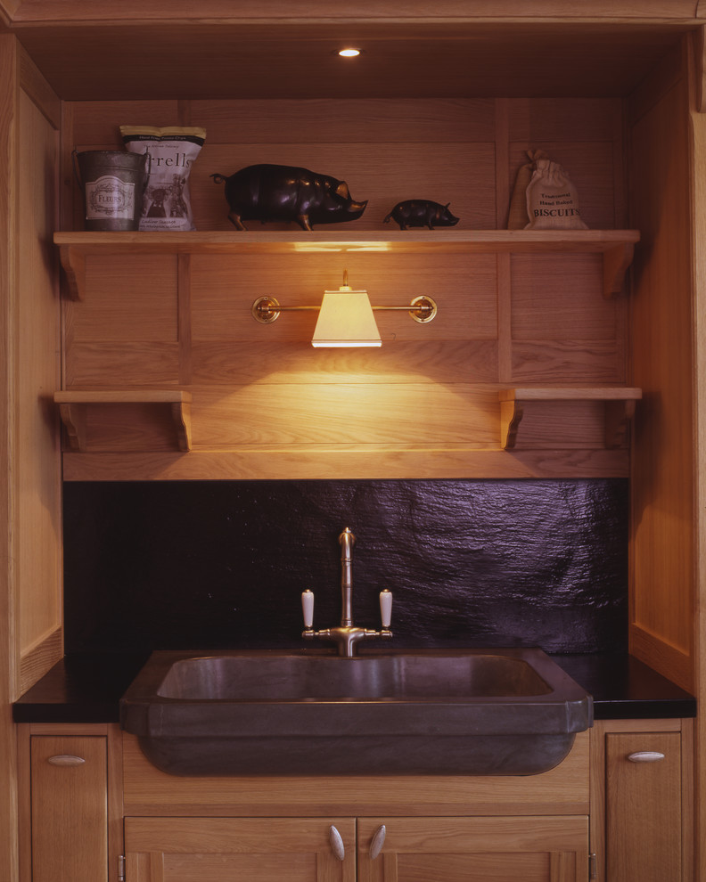 Foto di una stanza da bagno minimal con ante in legno chiaro e lavabo da incasso