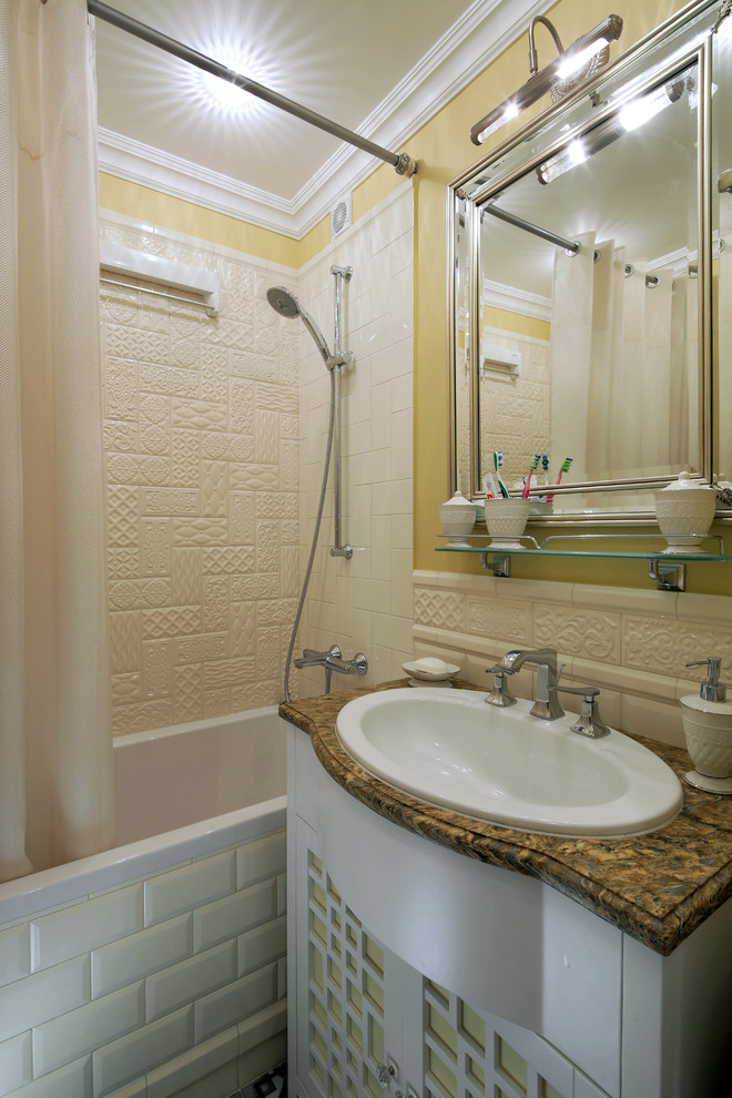 Klassisches Badezimmer En Suite mit weißen Schränken, Duschbadewanne, weißen Fliesen, gelber Wandfarbe, Einbauwaschbecken, Duschvorhang-Duschabtrennung und brauner Waschtischplatte in Moskau