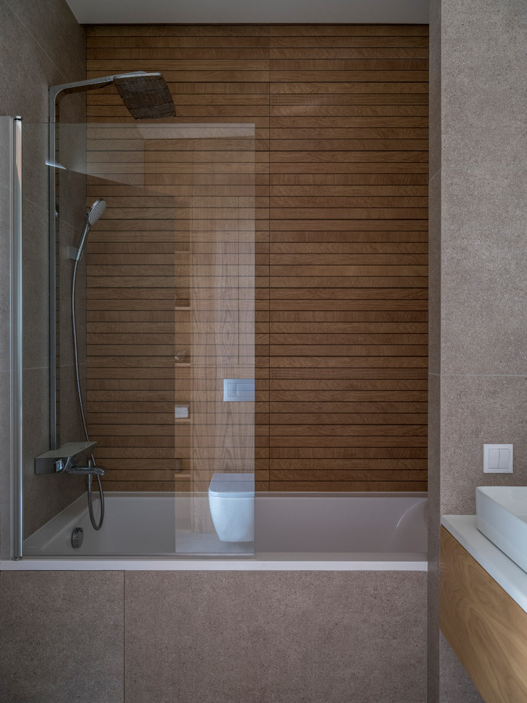 Foto di una stanza da bagno contemporanea con vasca ad alcova