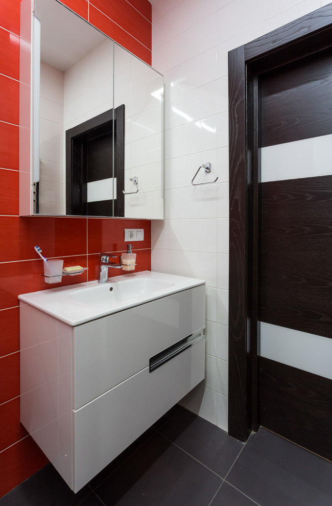 Стильный дизайн: маленькая ванная комната в современном стиле с плоскими фасадами, белыми фасадами, душевой комнатой, красной плиткой, керамической плиткой, белыми стенами, полом из керамической плитки, душевой кабиной, накладной раковиной, черным полом и душем с распашными дверями для на участке и в саду - последний тренд