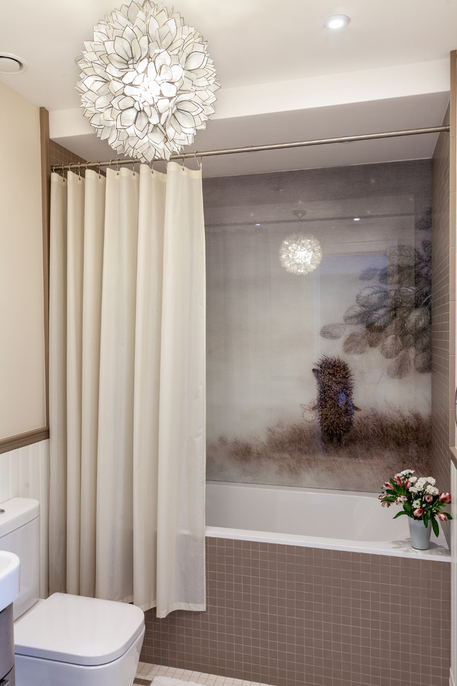 Imagen de cuarto de baño principal contemporáneo con bañera empotrada, baldosas y/o azulejos marrones y paredes beige