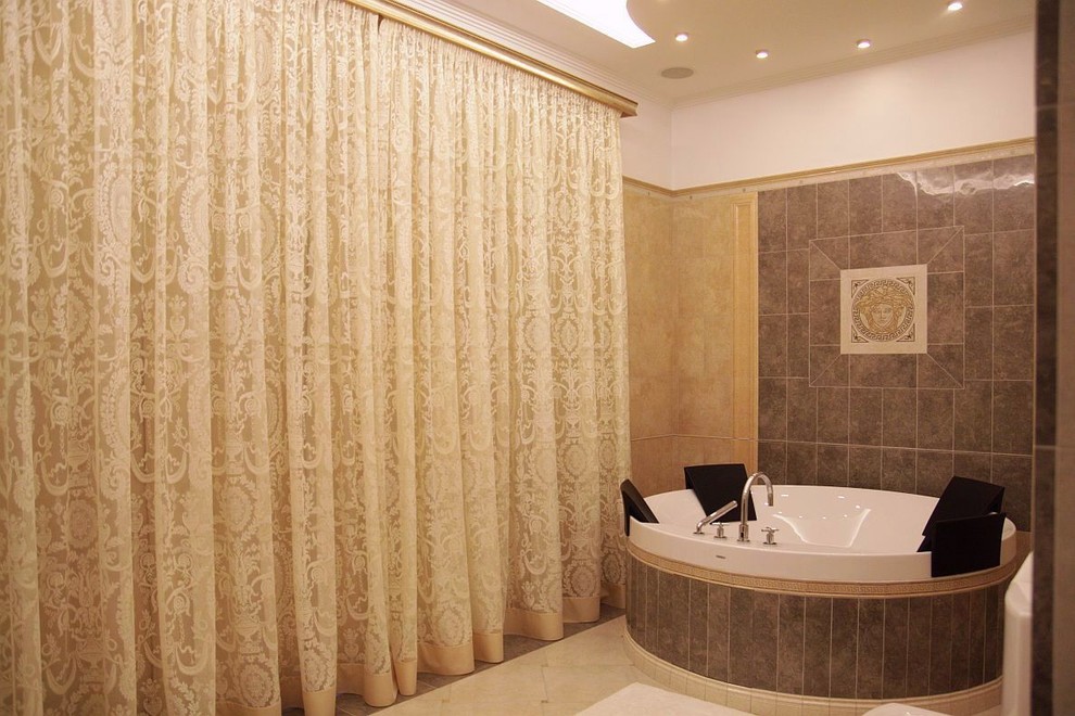 Inspiration för stora klassiska en-suite badrum, med en jacuzzi, en hörndusch, beige kakel, porslinskakel, beige väggar, klinkergolv i porslin, ett avlångt handfat och marmorbänkskiva